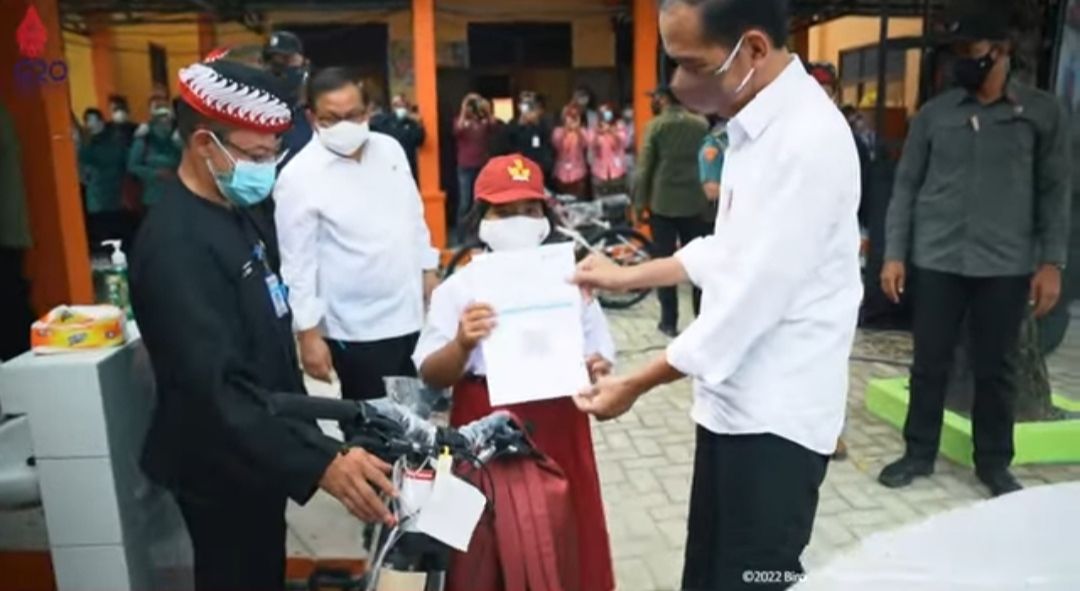 Berhasil Jawab Kuis soal 3M, Siswi SD di Grobogan Dapat Hadiah Sepeda dari Jokowi 