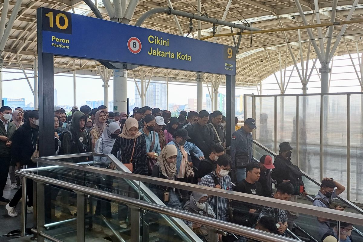 Sejumlah penumpang berdesakan untuk turun dari peron jalur atas Stasiun Manggarai, Selasa (16/4/2024) pagi.