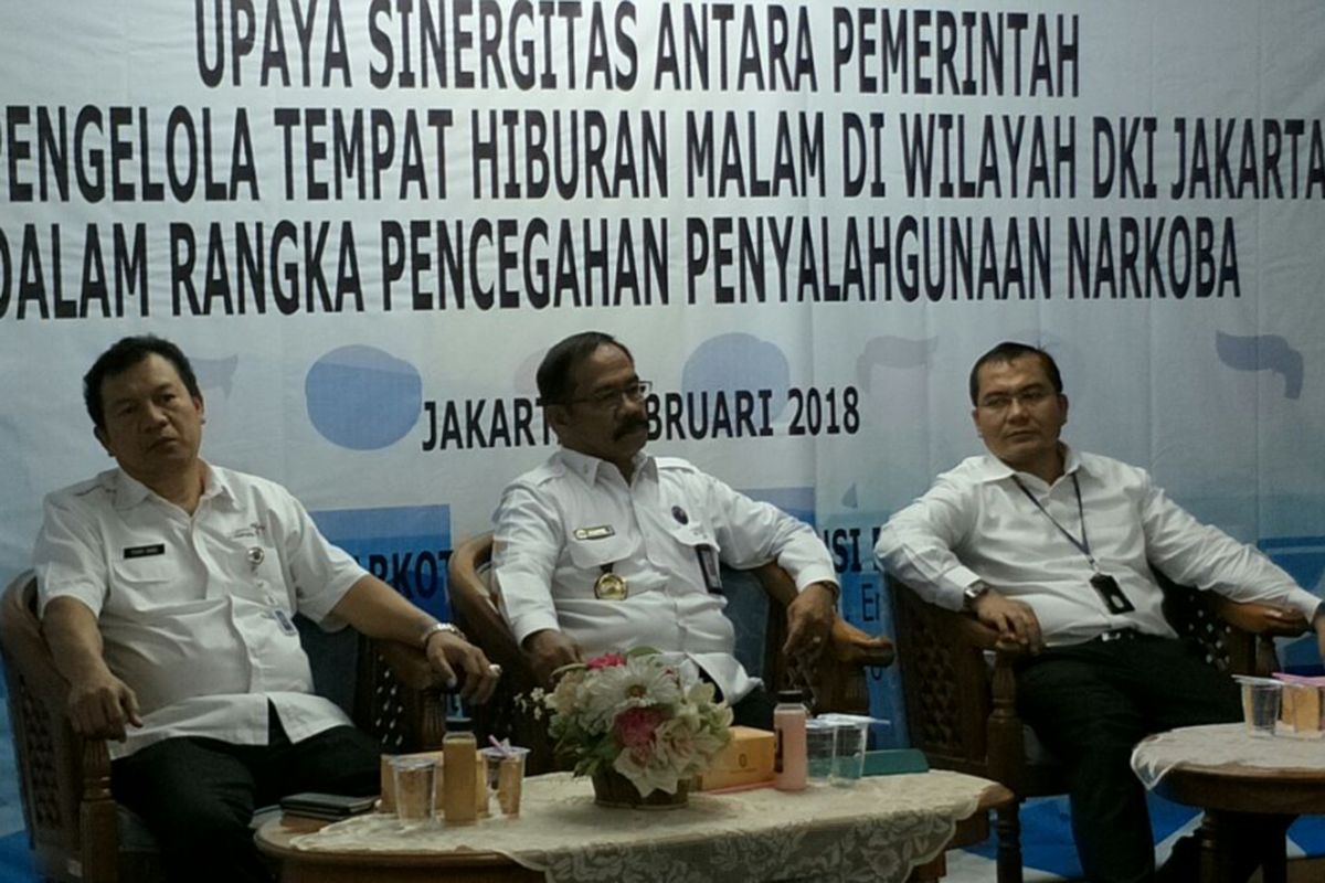 Kepala Bidang Industri Pariwisata Dinas Pariwisata dan Kebudayaan DKI Jakarta Toni Bako, Kepala Badan Narkotika Nasional (BNN) DKI Jakarta Brigadir Jenderal Pol Johny P Latupeirissa, dan Kabag Bin Ops Ditresnarkoba Polda Metro Jaya AKBP Apollo Sinambela dalam acara pertemuan dengan pengelola tempat hiburan malam (THM) di Gedung BNN DKI Jakarta, Gedung Nyi Ageng Serang, Jakarta Selatan, Rabu (14/2/2018).