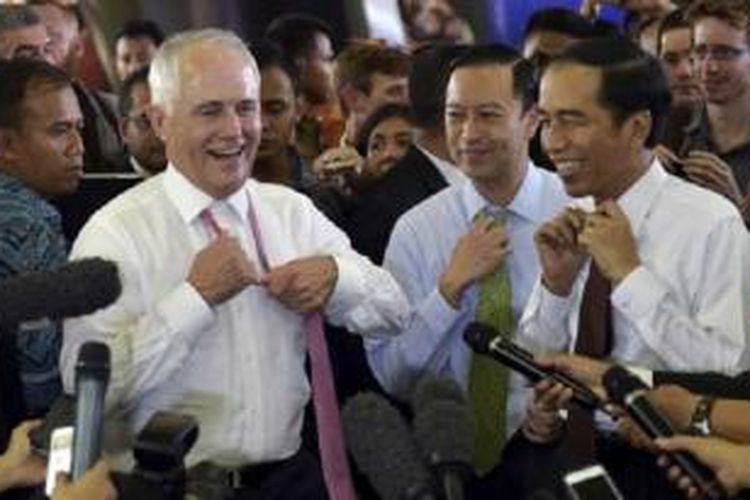 Perdana Menteri Australia Malcolm Turnbull, kiri, dan Presiden Indonesia Joko Widodo saat berkunjung ke pasar Tanah Abang di Jakarta, 12 November 2015.