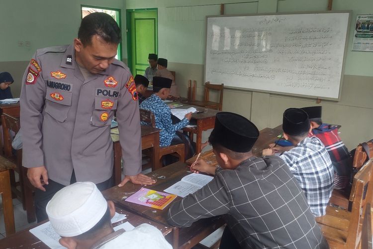 Aiptu Gunawan Nugroho memotivasi siswa yang belajar di diniyah sore