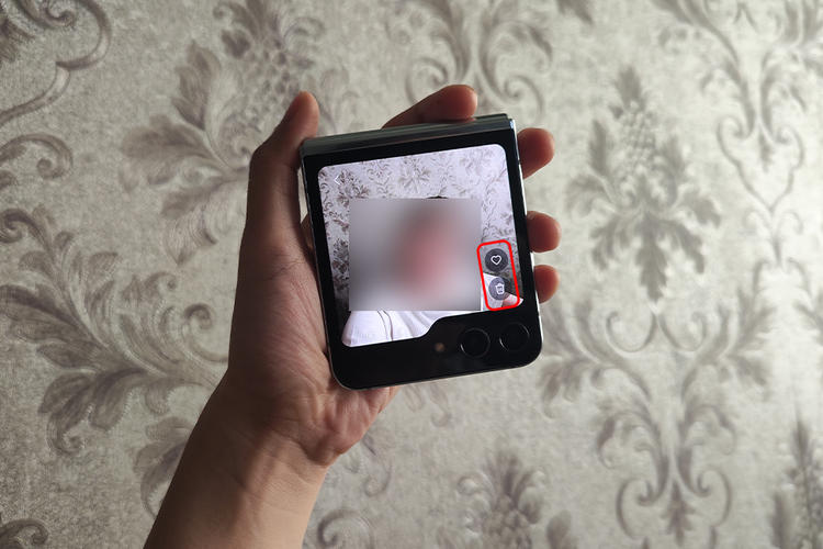 Hasil seflie bisa di-preview di layar sekunder Galaxy Z Flip 5. Pengguna juga dimungkinkan menandai foto dengan ikon love ataupun langsung menghapus foto dengan ikon tong sampah