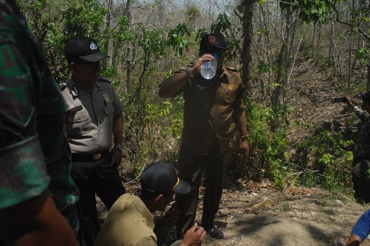 Petugas Perhutani meminum air dari sumber mata air yang ditemukan di petak 72 RPH Genengsari, BKPH Kuncen, KPH Gundih, wilayah Kecamatan Toroh, Grobogan, Jateng, Selasa (22/10/2019).