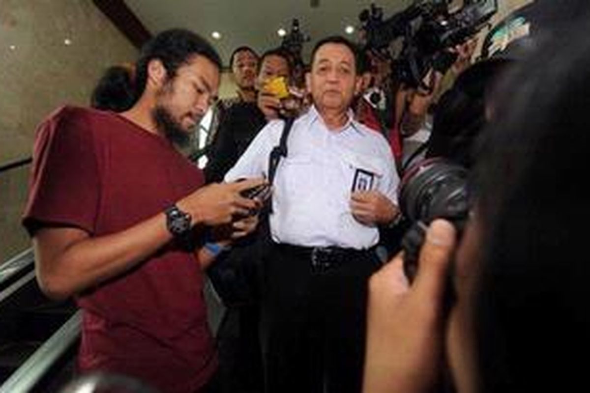 Direktur Utama PT Merpati Nusantara Airlines (MNA) Rudy Setyopurnomo (tengah) usai menghadiri undangan Badan Kehormatan DPR terkait kasus pemerasan perusahaan-perusahaan BUMN oleh oknum anggota DPR di Kompleks Parlemen Senayan, Jakarta, Selasa (20/11/2012). Selain mengundang direksi PT MNA, BK DPR juga mengundang direksi PT PAL, dan PT Indonesia dan PT Garam.  