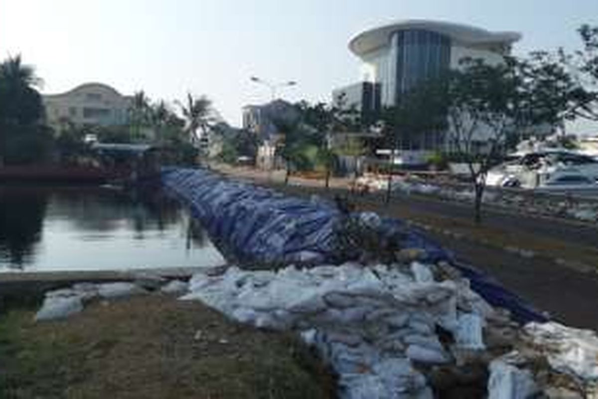 Lima hari setelah tanggul di Pantai Mutiara jebol, belum ada tanda pembangunan tanggul baru di lokasi itu. BPBD DKI Jakarta menyebut tanggul sementara bisa bertahan selama satu minggu. Foto diambil Selasa (7/6/2016).