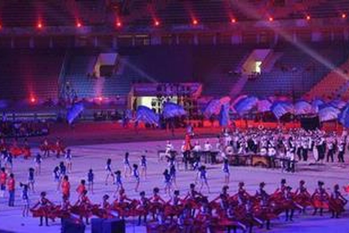 Gladi pembukaan PON XVIII di Stadion Utama Riau di Pekanbaru, Senin (10/9/2012). PON akan dibuka langsung oleh Presiden Susilo Bambang Yudhoyono, 11 September 2012.