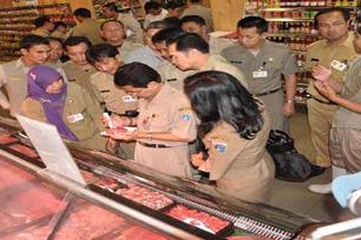 Petugas melakukan razia makanan yang diduga sudah tidak layak dijual.