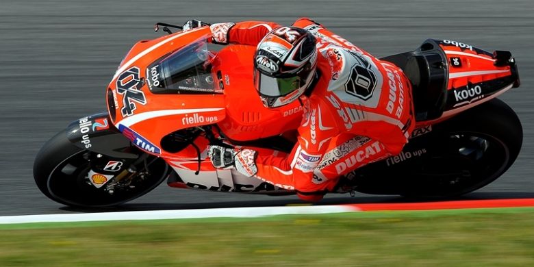 Pebalap Ducati asal Italia, Andrea Dovizioso, memacu motornya saat sesi latihan bebas pertama di Montmelo, pada GP Catalunya, Jumat (14/6/2013).