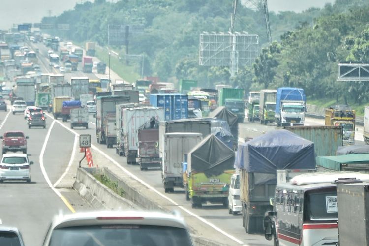 Ilustrasi kepadatan di Tol Jakarta-Cikampek