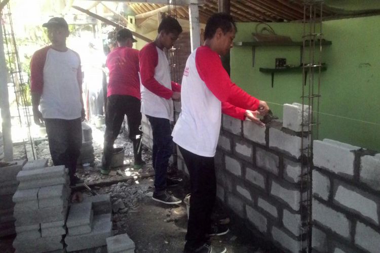 Sebanyak 4 warga binaan Rutan Klas IIB Wates, Kulon Progo, ikut gotong royong membangun sebuah rumah warga di Wates dalam program bedah rumah.