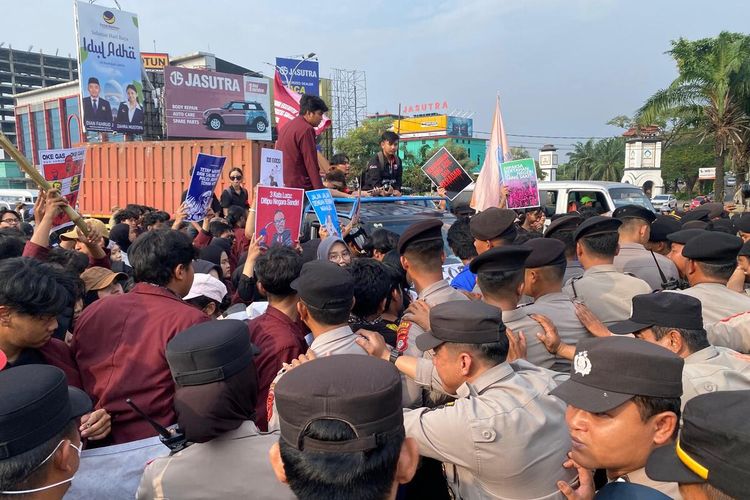 Mahasiswa Karawang Unjuk Rasa di Akses Tol, Tuntut Evaluasi MBG dan KDMP