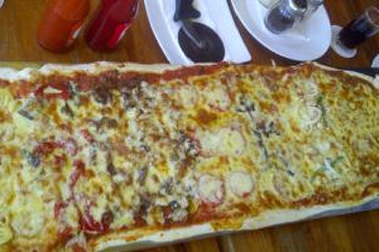 Pizza aneka rasa sepanjang satu meter di Pantai Kuta, Bali.