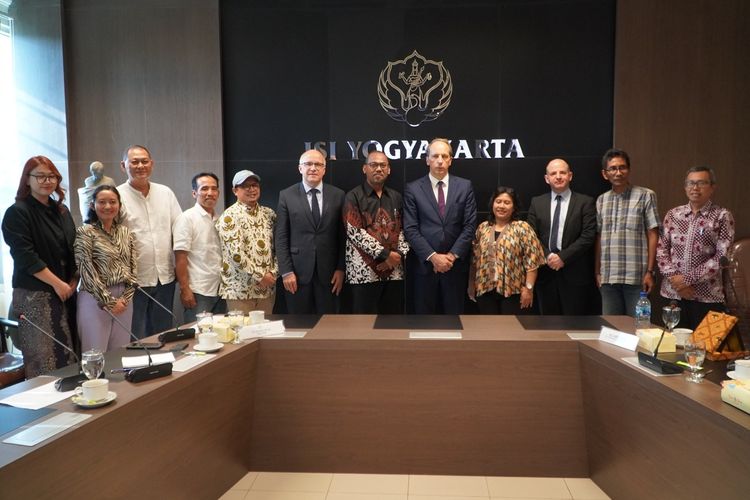 Foto bersama Kedubes Perancis dan pimpinan ISI Yogyakarta, Jumat (6/10/2023).