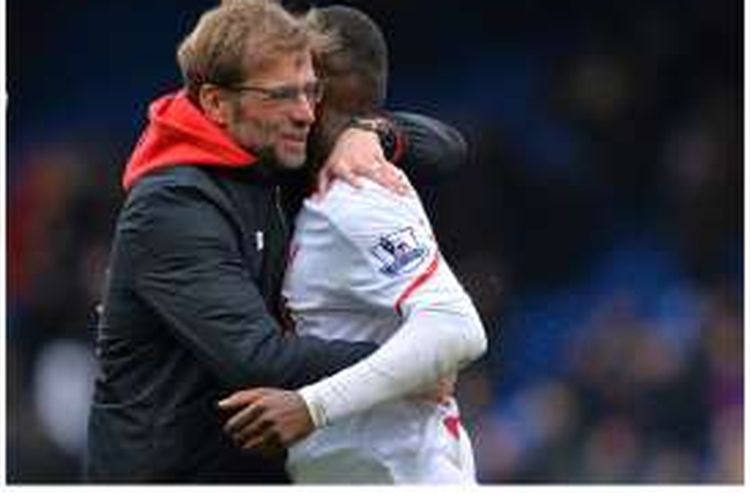 Manajer Liverpool, Juergen Klopp (kiri), memberikan ucapan selamat kepada striker Liverpool, Christian Benteke, usai pertandingan melawan Crystal Palace di Selhurst Park, Minggu (6/3/2016). Liverpool menang 2-1 berkat gol penalti Benteke pada masa injury time.