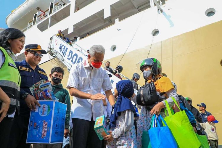Gubernur Jawa Tengah Ganjar Pranowo menyambut kedatangan pemudik gelombang pertama yang tiba di Pelabuhan Tanjung Emas Semarang, Minggu (16/4/2023).