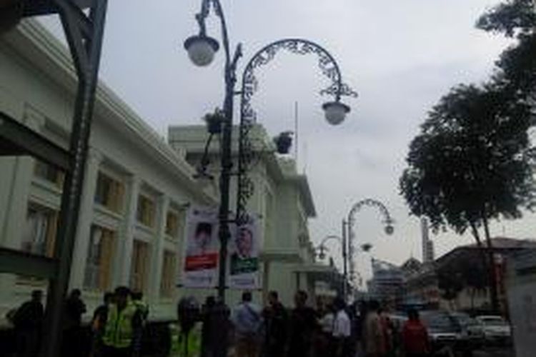 Perubahan wajah sisi barat Gedung Merdeka. Sebelumnya sisi tersebut berjejer 70 tiang bendera dan kini berubah menjadi lampu hias. 