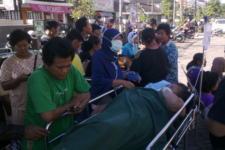 Pasien RS.Bhayangkara Kota Kediri menyelamatkan diri ke luar ruangan menyusul terjadinya kebakaran di salah satu ruangan rumah sakit itu, Senin (1/5/2017).