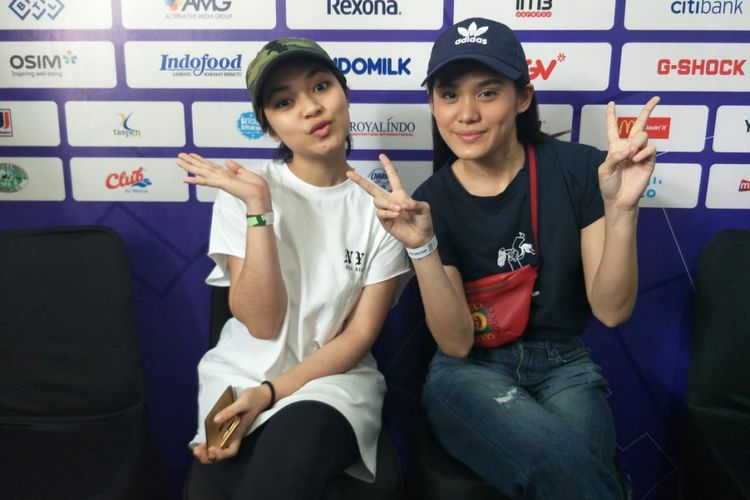 Regina Poetiray dan Sheryl Sheinafia saat ditemui usai menyaksikan pertandingan cabang olahraga sepeda Asian Para Games  di Jakarta Internasional Velodrome, Rawamangun, Jakarta Timur, Kamis (11/10/2018).