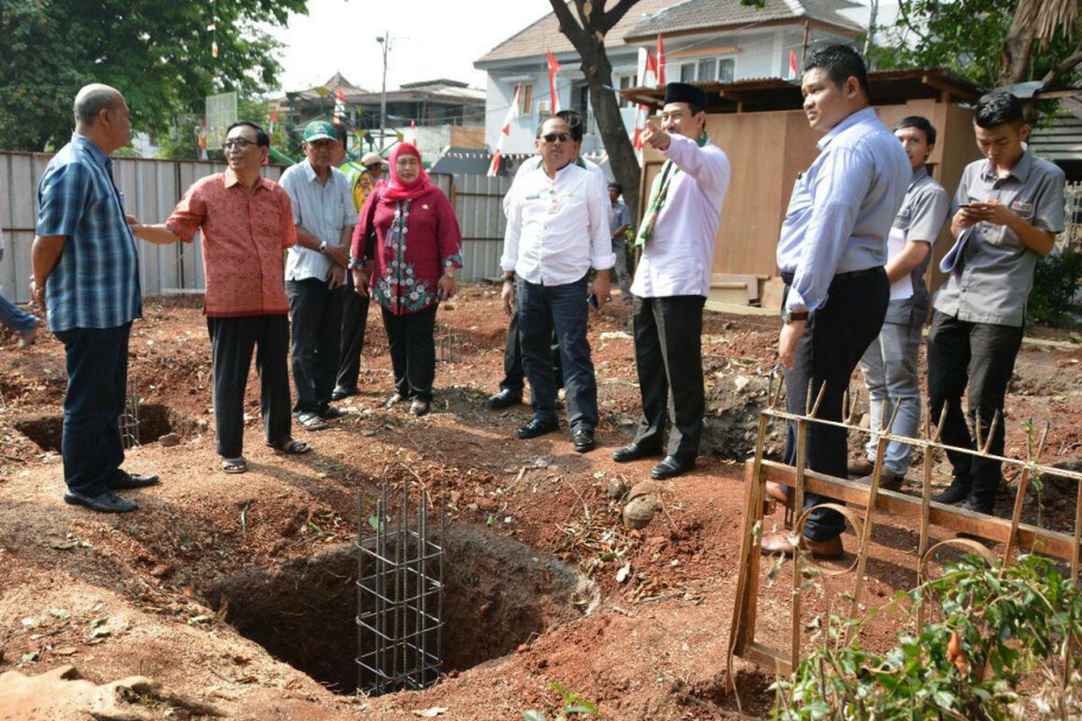 Jajaran Pemerintah Kota Administrasi Jakarta Selatan meninjau pembangunan RPTRA, Kamis (31/8/2017).