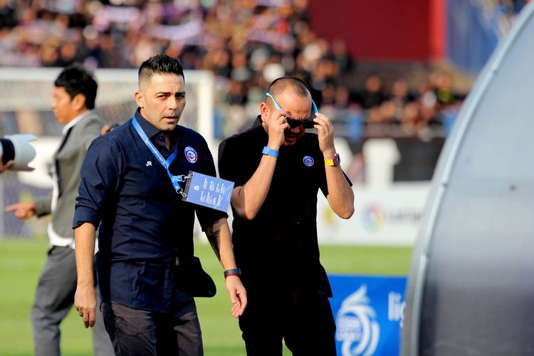 Pelatih Arema FC Javier Roca dan manajer M Ali Rifki saat pertandingan pekan ke-10 Liga 1 2022-2023 melawan Persik Kediri yang berakhir dengan skor 0-1 di Stadion Brawijaya Kediri, Sabtu (17/9/2022) sore.