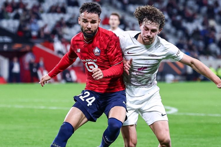 Bek Lille asal Indonesia #24 Calvin Verdonk (kiri) berebut bola dengan bek Brann Bergen asal Belgia #21 Denzel De Roeve dalam pertandingan sepak bola putaran pertama Liga Europa UEFA antara LOSC Lille dan SK Brann di Stade Pierre-Mauroy di Villeneuve-d'Ascq, Prancis utara, pada 25 September 2025. (Foto oleh Sameer Al-DOUMY / AFP)