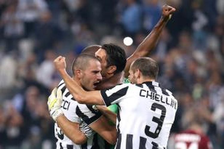 Bek Juventus, Leonardo Bonucci, merayakan gol bersama rekan-rekannya seusai membobol gawang AS Roma pada pertandingan lanjutan Serie-A, di Stadion Juventus, Minggu (5/10/2014). 