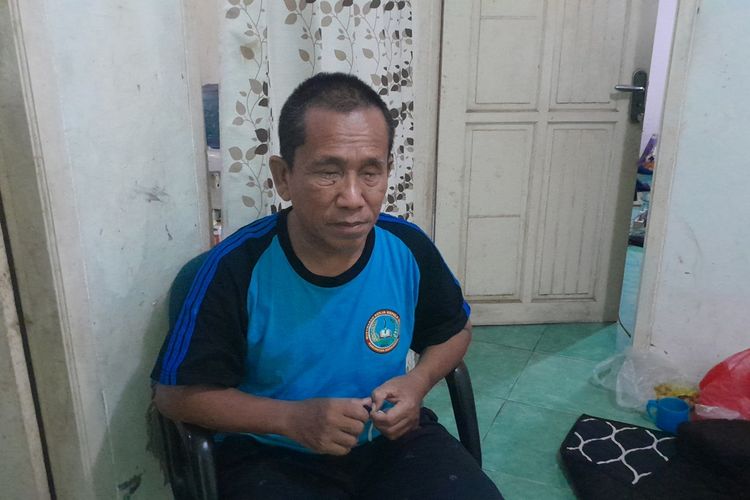 Chuherli (56), warga Kampung Kalipandan, RT 001, RW 001, Desa Sukaluyu, Kecamatan Telukjembe Timur, Karawang, Jawa Barat disiram keras rekan bisnisnya. Guru sejarah SMKN 2 Karawang itu pun tak bisa melihat.