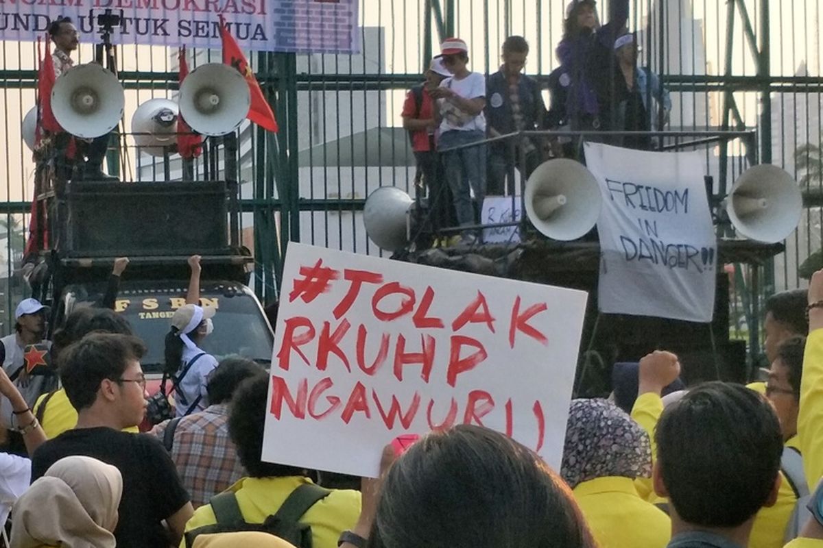 Aliansi Masyarakat untuk Keadilan Demokrasi dan sejumlah elemen mahasiswa menggelar aksi unjuk rasa di depan gedung DPR, Kompleks Parlemen, Senayan, Jakarta, Senin (16/9/2019).  Mereka menolak rencana pengesahan Rancangan Kitab Undang-Undang Hukum Pidana (RKUHP) yang dinilai tidak melibatkan partisipasi masyarakat.