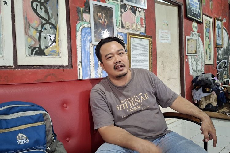 Dede Abdul Majid (35), pendiri Teater Guriang, saat berbincang dengan Kompas.com.