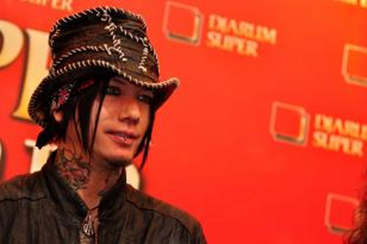 DJ Ashba, gitaris band hard rock Guns N' Roses, hadir dalam jumpa pers di Hotel Mulia, Jakarta Pusat, Jumat (14/12/2012). Band yang beranggota Tommy Stinson, Ron Thal, Ashba, Dizzy Reed, Axl Rose, Richard Fortus, Chris Pitman, dan Frank Ferrer, akan menggelar konser 15 Desember 2012 di Lapangan D Senayan, Jakarta.