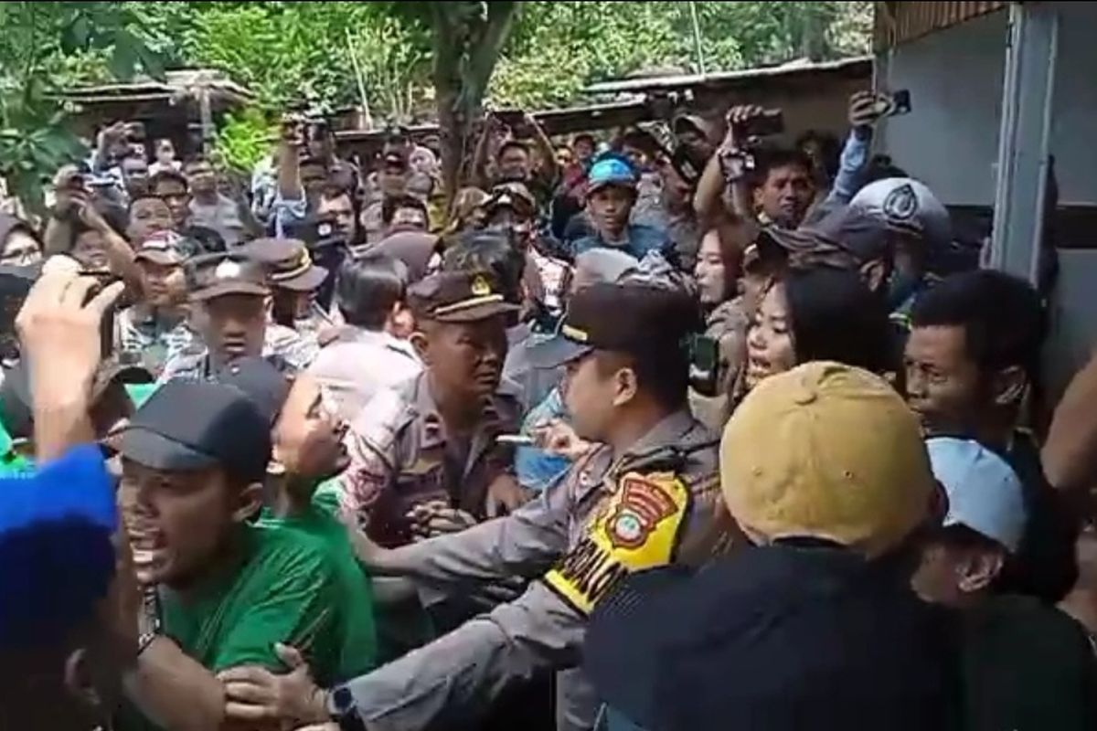 Warga terlibat aksi saling dorong dengan petugas sesaat proses eksekusi lahan yang dilakukan Pengadilan Negeri Tangerang di RT 002 RW 014, Kampung Gunung, Jombang, Ciputat pada Selasa (7/11/2023). 