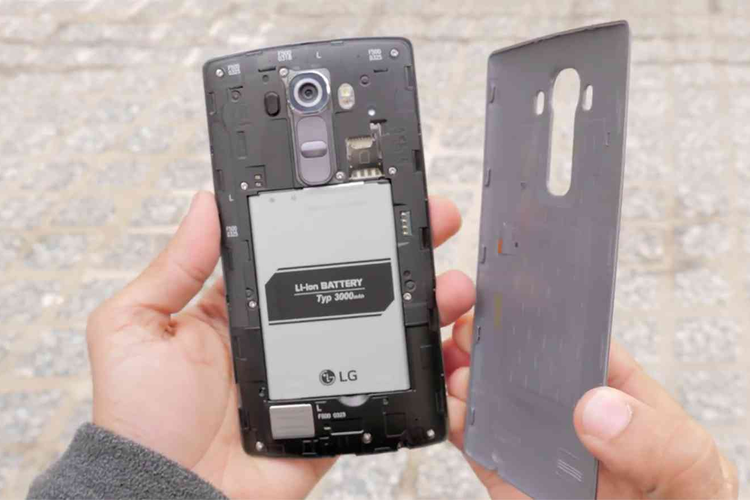 Smartphone LG G4 dengan baterai lepas pasang.