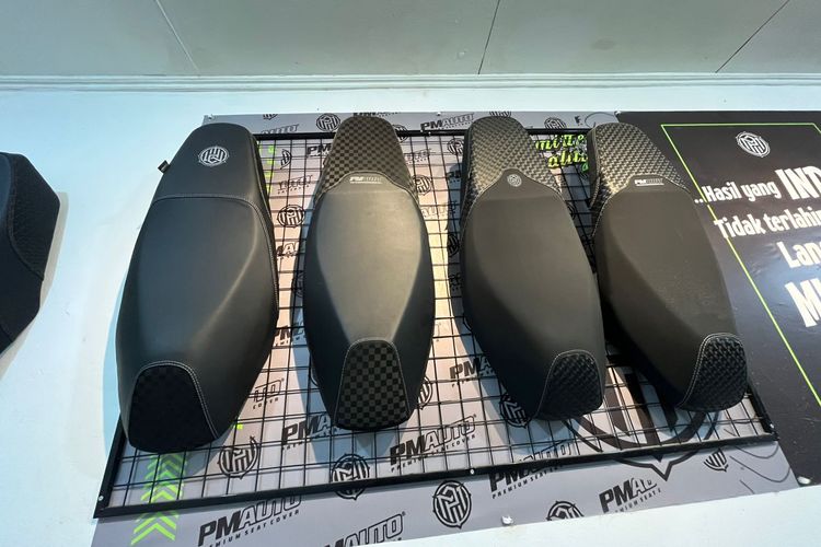 Bengkel spesialis jok motor PM Auto di Jakarta Timur menyediakan beragam jenis bahan kulit dan lapisan busa.