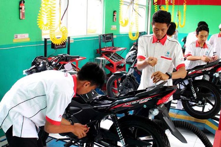 Siswa SMK jurusan Teknik Sepeda Motor (TSM) Astra Honda melakukan praktek di laboratorium TSM Astra Honda.