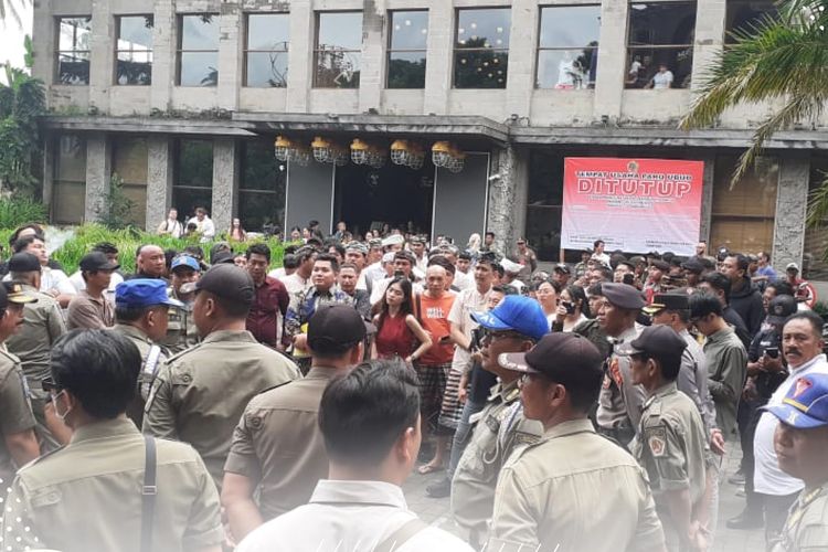 Suasana penutupan PARQ Ubud atau dikenal sebagai Kampung Rusia di Gianyar, Bali pada Senin (20/1/2025). Apa itu PARQ Ubud?