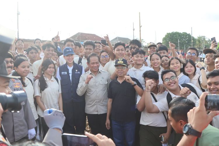 Gubernur Bali Wayan Koster saat mendampingi Menteri LH/Kepala BPLH Hanif Faisol Nurofiq dan Menteri Pariwisata (Menpar) Widiyanti Putri Wardhana dalam kerja bakti bersih-bersih sampah laut di Pantai Kedonganan, Kabupaten Badung, Jumat (6/2/2026).