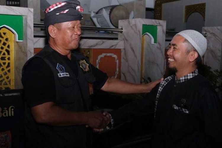 Pecalang atau petugas pengamanan adat Bali bersalaman dengan umat Islam usai melaksanakan salat tarawih pertama bulan Ramadan 1445 Hijriah yang bertepatan dengan Hari Raya Nyepi Tahun Baru Saka 1946 di Masjid Agung Asasuttaqwa, Desa Adat Tuban, Badung, Bali, Senin (11/03/2024)