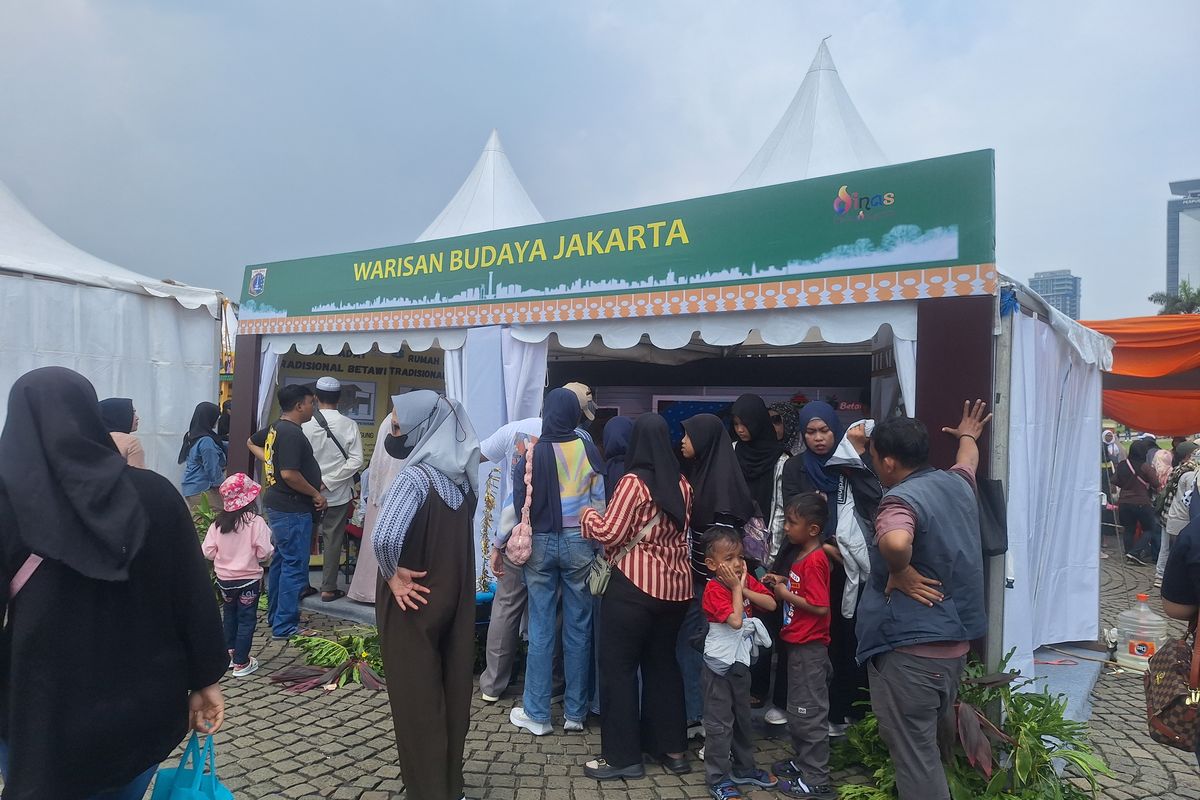 Semakin siang warga makin padati acara Lebaran Betawi di Monas, Minggu (27/4/2025).