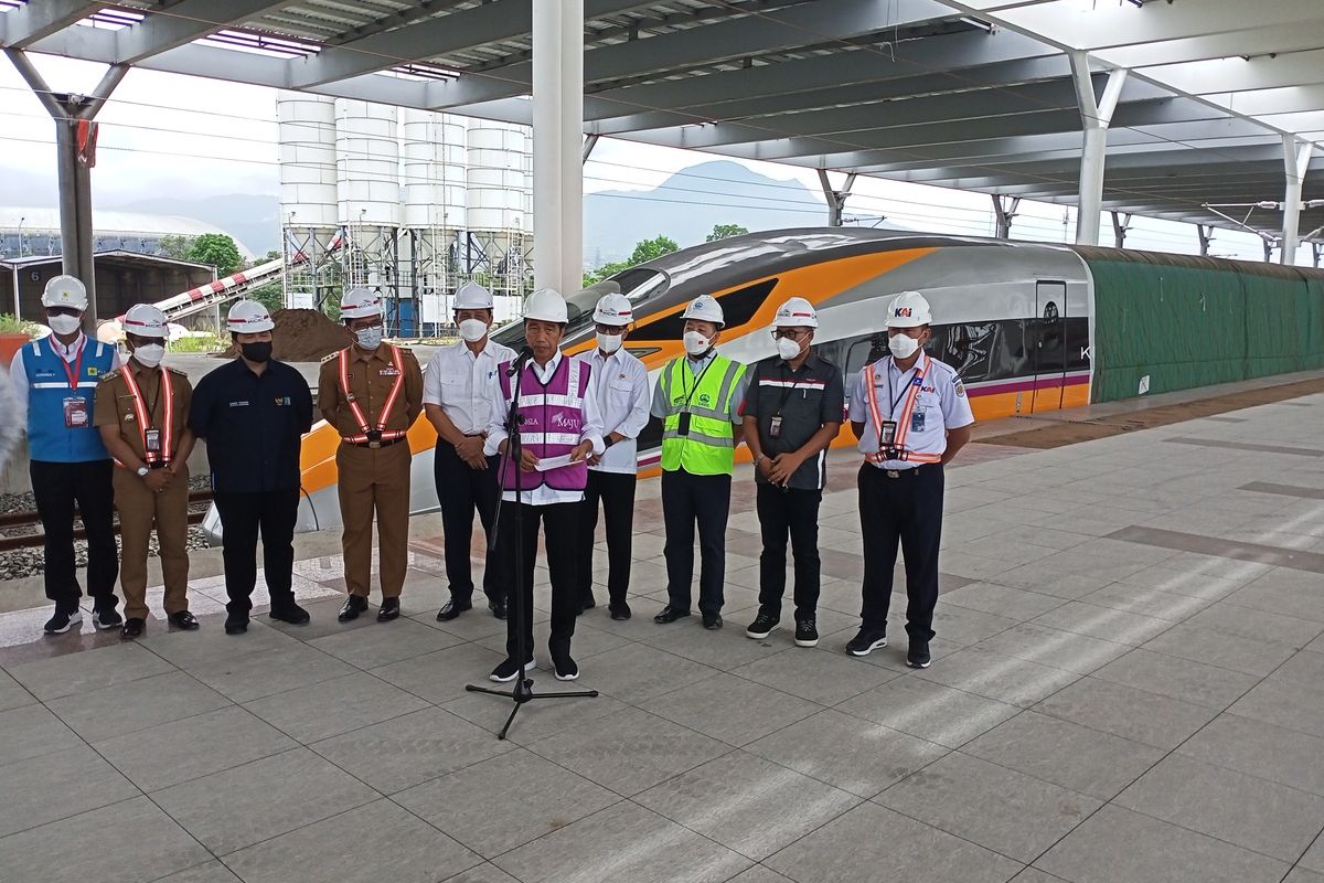 Presiden Jokowi mengharapkan Pembangunan Kereta Cepat Jakarta Bandung (KCJB) rampung pada Juni 2023, Jokowi berharap KCJB bisa mengkoneksikan hubungan antar Negara ASEAN dan Wilayah di Indonesia
