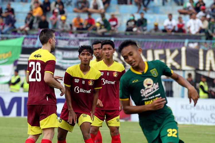 Pemain Persik Kediri, Dani Saputra (tengah) saat partai pembuka Piala Gubernur Jawa Timur 2020 melawan Persebaya Surabaya yang berakhir dengan skor 3-0 di Stadion Gelora Bangkalan, Jawa Timur, Senin (10/02/2020) sore.
