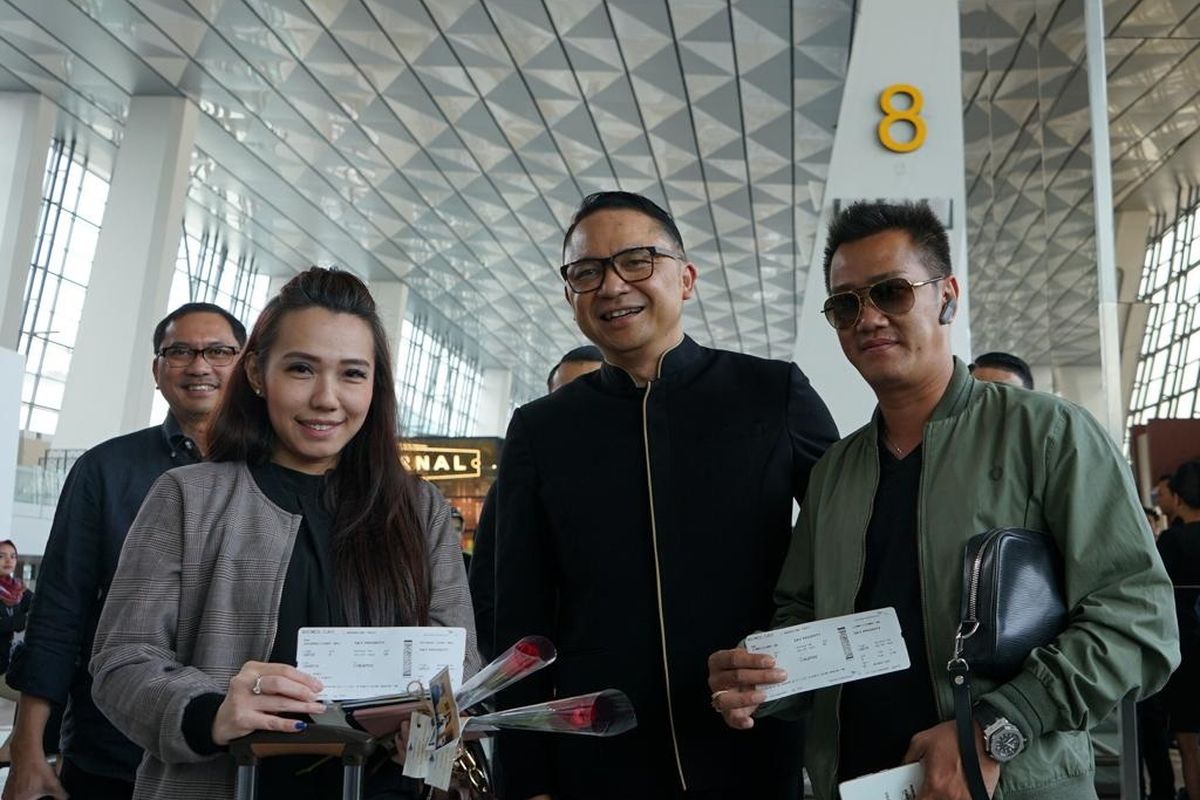 Dirut Garuda Indonesia Ari Askhara saat menyapa pelanggan di penerbangan Jakarta-Singapura, Rabu (4/9/2019).