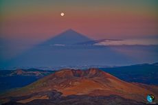 Aneh tapi Nyata, Puncak Gunung Berapi di Foto Ini Mirip Piramida