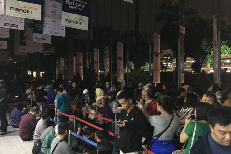 Antrean pengunjung yang ingin membeli tiket di Garuda Indonesia Travel Fair 2018 hari pertama di Jakarta Convention Centre, Jumat (6/4/2018).