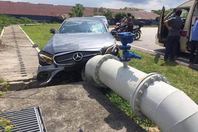 Mercedes Benz E-Class AMG E 43 yang ringsek akibat menabrak pipa saat test drive di Malaysia.