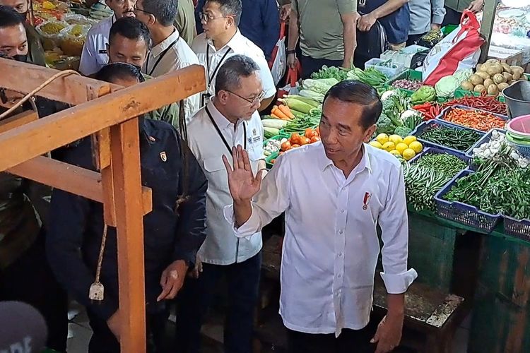 Presiden Joko Widodo dan Menteri Perdagangan Zulkifli Hasan melakukan blusukan di Pasar Rawamangun, Jakarta, Rabu (5/4/2023) pagi.