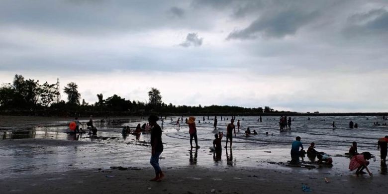 Wisatawan bermain pasir di Pantai Ujong Blang, Kota Lhokseumawe, Aceh, Rabu (16/5/2018).