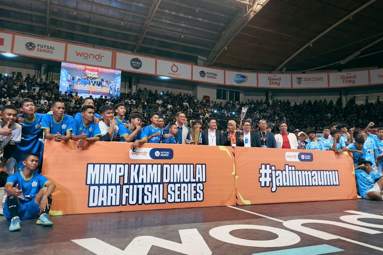 Foto bersama steakholder jelang laga turnamen futsal antar pelajar SMU/SMK se-Surabaya yang bertajuk Wondr Futsal Series 2025 di Jawapos Arena Surabaya, Jawa Timur, Selasa (29/7/2025) malam.