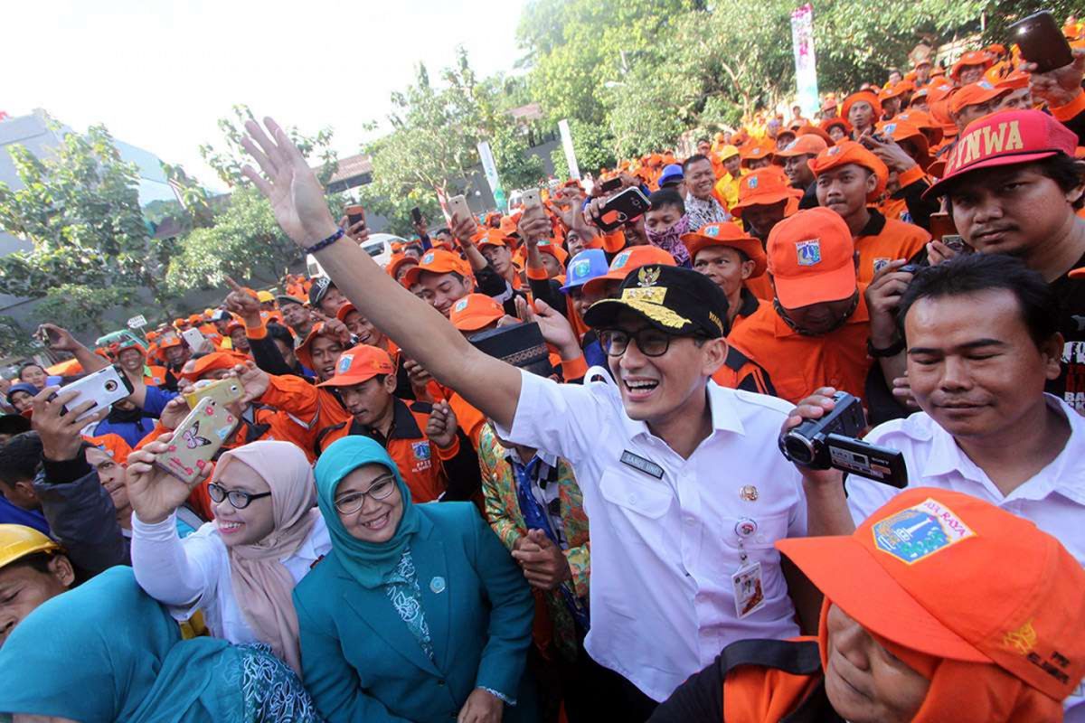 Wakil Gubernur Jakarta Sandiaga Uno saat menyapa Petugas Prasarana dan Sarana Umum (PPSU) dan juga Penyedia Jasa Lainnya Orang Perorangan (PJLP) seusai apel di lingkungan Kecamatan Cipayung, Jakarta, Rabu (24/1/2018). Gubernur dan wakil gubernur DKI Jakarta, Anies Baswedan-Sandiaga Uno, genap 100 hari menjabat sebagai pemimpin bagi warga Jakarta pada hari ini.