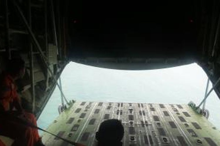 Situasi saat pesawat Hercules C130 membuka ramp door di atas perairan Selat Karimata dalam upaya pencarian pesawat AirAsia QZ8501, Selasa (30/12/2014)