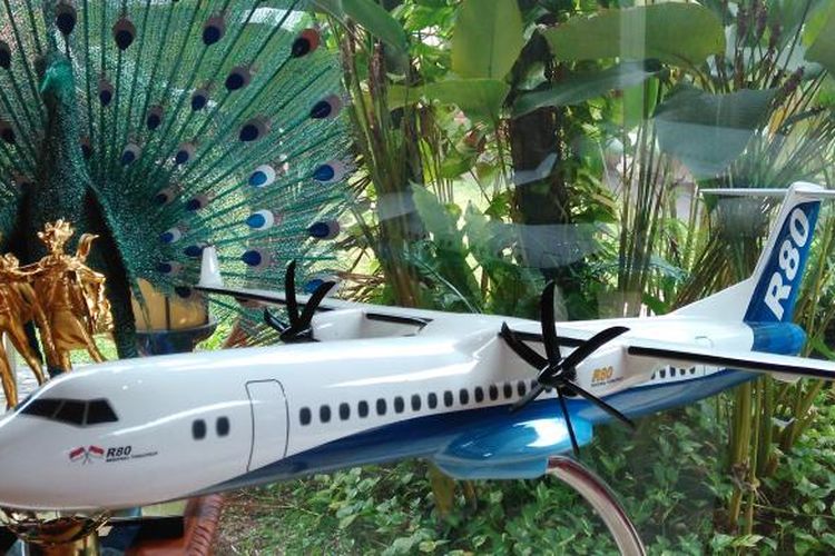 Miniatur Pesawat R80 rancangan BJ Habibie yang akan dikembangkan pemerintah, di Kediaman BJ Habibie, Patra Jasa, Kuningan, Jakarta.